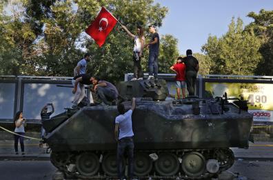 Golpe fallito in Turchia
 ministro attacca gli Usa
 Eseguiti altri arresti