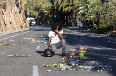 Nizza, fiori e preghiere sul luogo dell'attentato 
