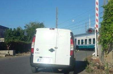Treno delle Fs passa
con le sbarre aperte