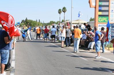 «SS 275», verdetto entro l'anno
E gli operai occupano la strada