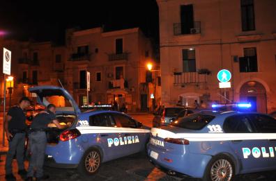 Bari, viola i domiciliari per duettare con un cantante neomelodico per il suo compleanno: arrestato