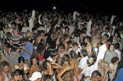 Gallipoli, schiamazzi di notte e folli assembramenti: chiuso locale