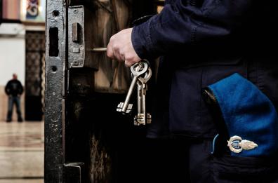 Lecce,  poliziotto aggredito in carcere da un detenuto con un coltello