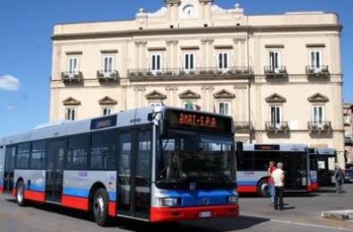 Taranto, troppi atti vandalici contro gli autobus in via Salvemini: soppresse le fermate