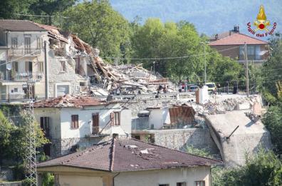 Terremoto, bilancio sale a 267 morti
In 215 estratti vivi da macerie