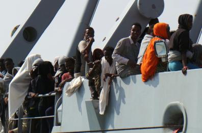 Migranti, sbarcano a Brindisi
708 migranti: anche 2 salme