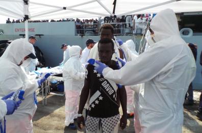 Migranti, in 260 sbarcati da nave in quarantena arrivano a Bari: tra loro 18 bimbi