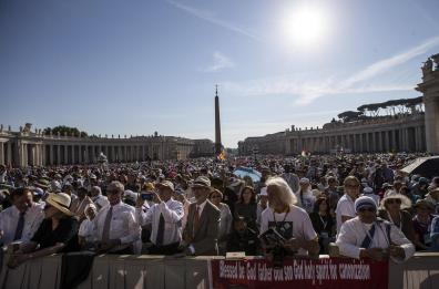 Il Papa proclama santa Madre Teresa