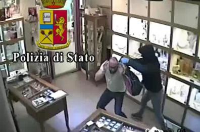 Terrore per una rapina
 in un centro commerciale 
 arrestati due rapinatori