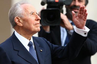 È morto a 95 anni Carlo Azeglio Ciampi
 Renzi: grazie all'uomo delle istituzioni