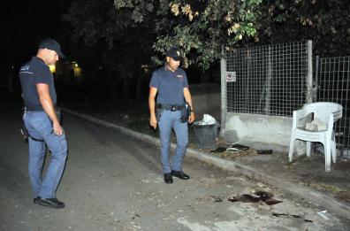 Killer sparano in cortile
mentre giocano i bimbi
ammazzato un 33enne