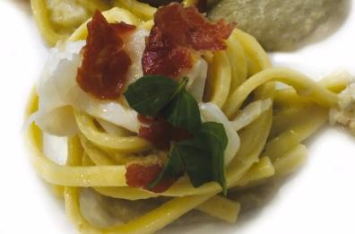 Laganari con branzino, crema di melanzane e mozzarella affumicata, croccante di capocollo e branzino marinato