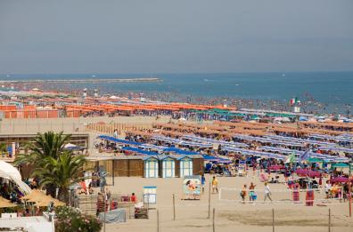 Accusa malore mentre fa il bagno in mare, muore 80enne nella Bat