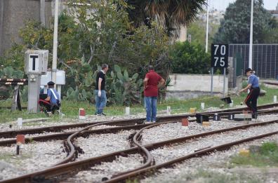 Travolto da treno in corsa in Salento: 22enne di Gioia perde la mano