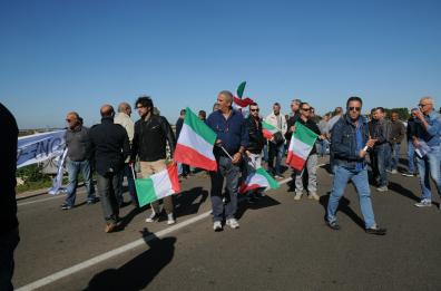 Operai in corteo lungo la 275: «Assegnate il cantiere»