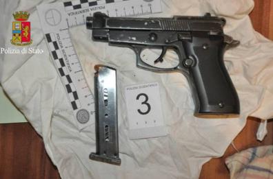 Pistola del clan nel barbecue
in manette donna nel barese