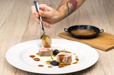 Filetto di maialino cotto per 12 ore a bassa temperatura con riduzione al whisky torbato e soia, crema di patate, prugne disidratate e mandorle tostate