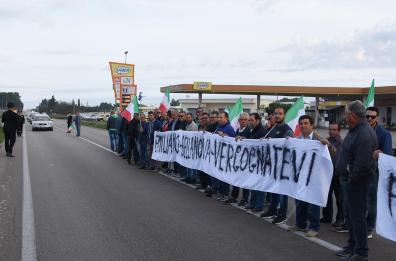 Statale 275, operai bloccano 
la strada: appello a Emiliano