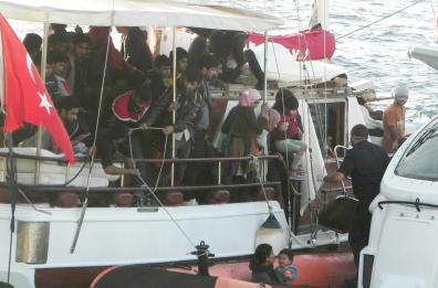 Migranti, veliero con 69 persone intercettato a Leuca. Fermati i due presunti  scafisti