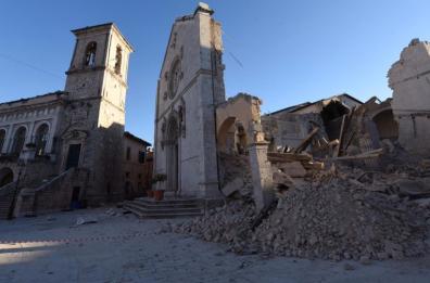 Sisma, Renzi: rifaremo tutto
Terra sprofondata di 70 cm