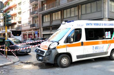 Bari, scontro tra ambulanza
e auto in centro: paura e feriti