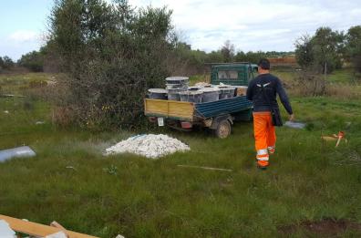 Bari, scarica rifiuti edili
perde motocarro e patente 