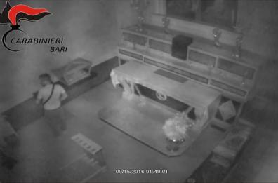 Casamassima, ruba in chiesa 
ma non sa che ci sono le telecamere