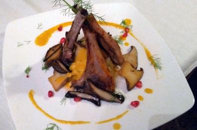 Agnello agli aromi murgiani con cardoncelli scottati, schiacciata di patate dolci e fondo chiaro