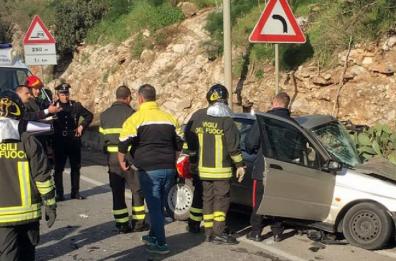 Schianto sulla 100 a Mottola
muore papà, ferito il figlio