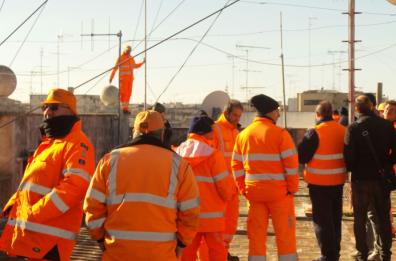 Dipendenti «Santa Teresa»
protestano sul tetto