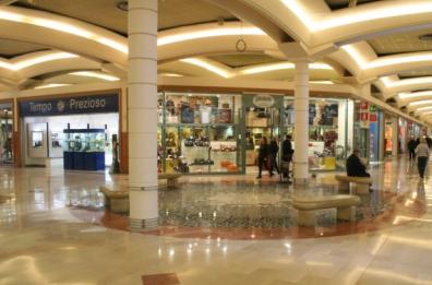 Casamassima, ruba 30 vestiti
e usa una borsa «schermata»