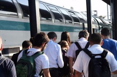 Emergenza Covid a Bari, il trasporto pubblico chiede le fasce orarie a scuola