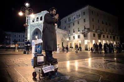 Lecce, artisti di strada si esibiscono tra piazze e corsi principali