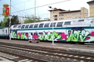 Barletta, imbrattavano treni
con bombolette: denunciati