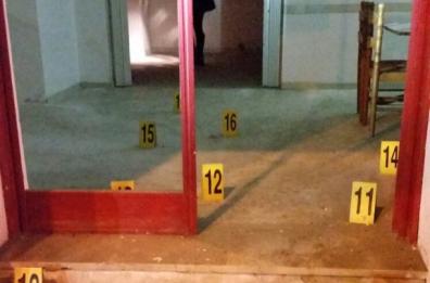 Bari, raffiche di mitra
contro un locale a Libertà