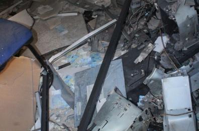 Foggia, fanno saltare
in aria il bancomat 