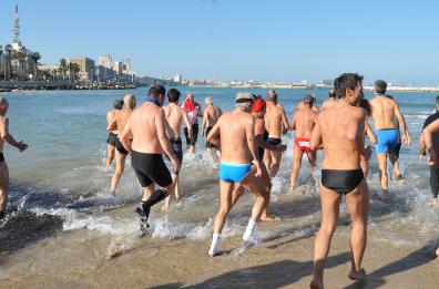 Il tuffo di Capodanno 
sfidando il freddo