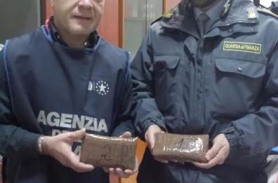 Bari, eroina nella panciera
donna incinta si fa scudo
del figlio di 3 anni: arrestata