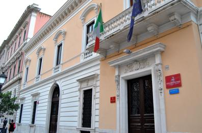 Il buon gusto è una virtù specie in un'aula scolastica
