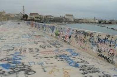 Il lungomare di Bari cerca 
una zattera di salvataggio