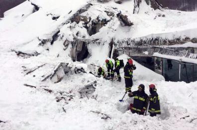 Terremoto, l'hotel sepolto dalla slavina
 3 corpi recuperati. Si temono 30 morti