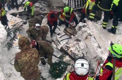 Hotel Rigopiano: 11 estratti vivi
ma ci sono anche cinque morti 