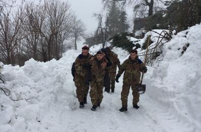 Emergenza neve nel Teramano, in azione i bersaglieri del 7° Reggimento di Altamura della Brigata Pinerolo