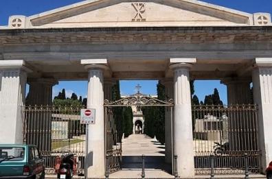 Bari, vento troppo forte: chiusi fino al 16 aprile i cimiteri cittadini. Prosegue l'allerta gialla