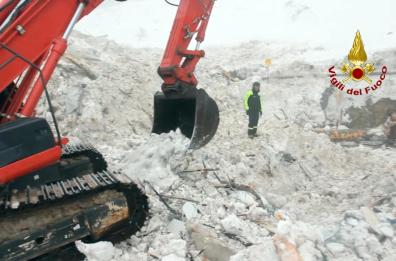 Rigopiano, non c'è più speranza
l'hotel è solo una tomba