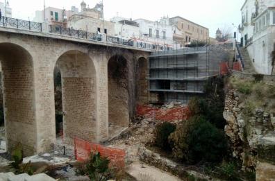 Polignano, il cubo di cemento
che «sfregia» il ponte borbonico