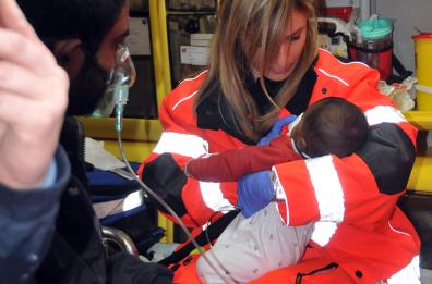 Incendio in un appartamento, sgomberata palazzina a Bari