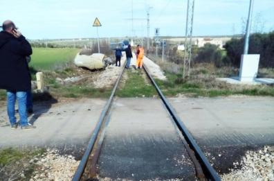 Carpino, trattore passa
i binari con il «rosso»
Scontro con il regionale