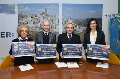 Matera, carta prepagata
che fa anche del bene