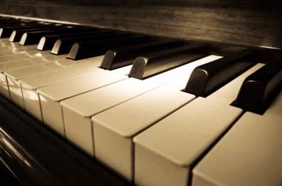 Matera, vandali in azione: strappate le corde del piano nei Sassi